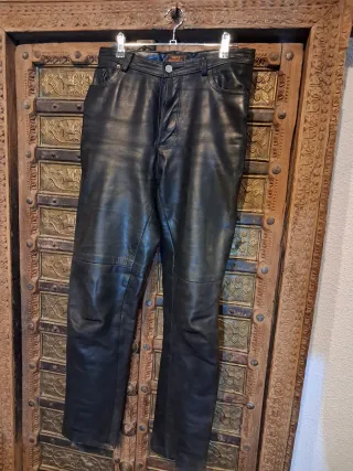 Pantalón  ajustado de cuero negro