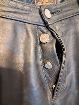 Pantalón  ajustado de cuero negro