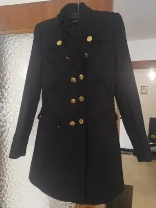 Americana negra con botones dorados