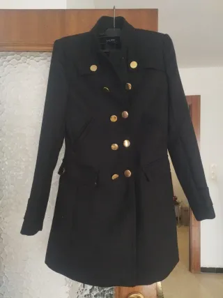 Americana negra con botones dorados