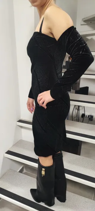 Vestito corto scintillante spalle scoperte