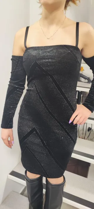 Vestito corto scintillante spalle scoperte