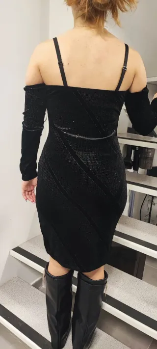 Vestito corto scintillante spalle scoperte