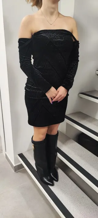 Vestito corto scintillante spalle scoperte