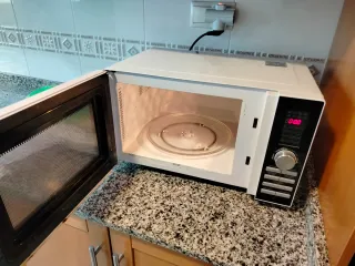 microondas Svan 23 l y 1.250 vatios de potencia