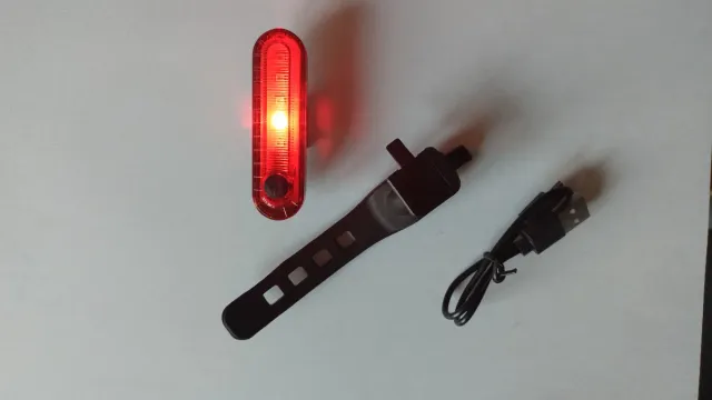 Luz trasera LED recargable USB