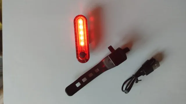 Luz trasera LED recargable USB