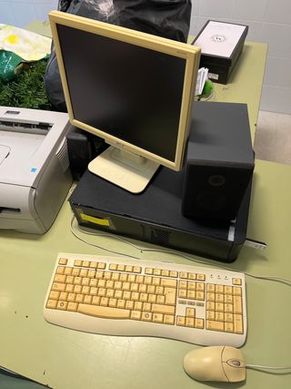 Computer desktop e stampante vintage.