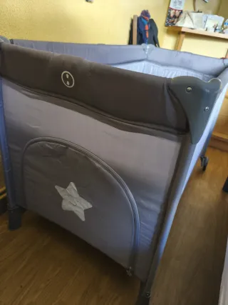 Cuna de viaje bebé casi nueva con colchón y sábana
