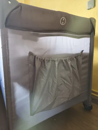Cuna de viaje bebé casi nueva con colchón y sábana