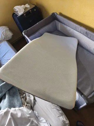 Cuna de viaje bebé casi nueva con colchón y sábana