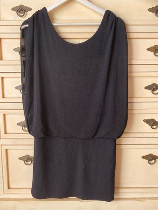 Vestido negro corto de tirantes con brillantes