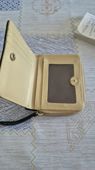 Billetera negra con detalles dorados