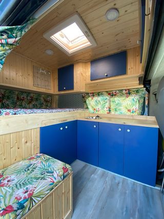 Furgo CAMPER TECHO ALTO