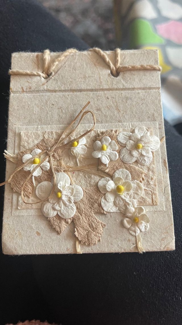 Libreta reciclada con flores secas