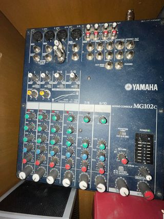 Mesa de mezclas, ecualizador y amplificador