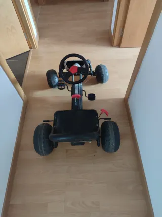 Coche de pedales para niño