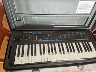 Sintetizador Korg Poly 800II