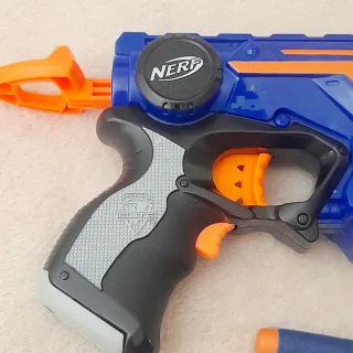 Pistola Nerf Firestrike con dardi