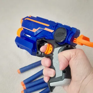 Pistola Nerf Firestrike con dardi