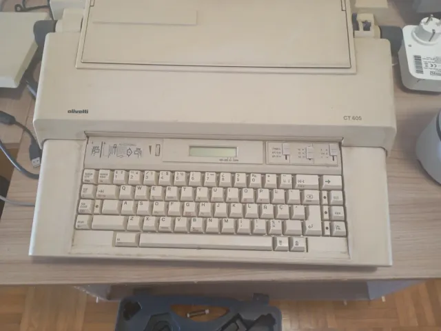 Máquina de escribir Olivetti CT 605