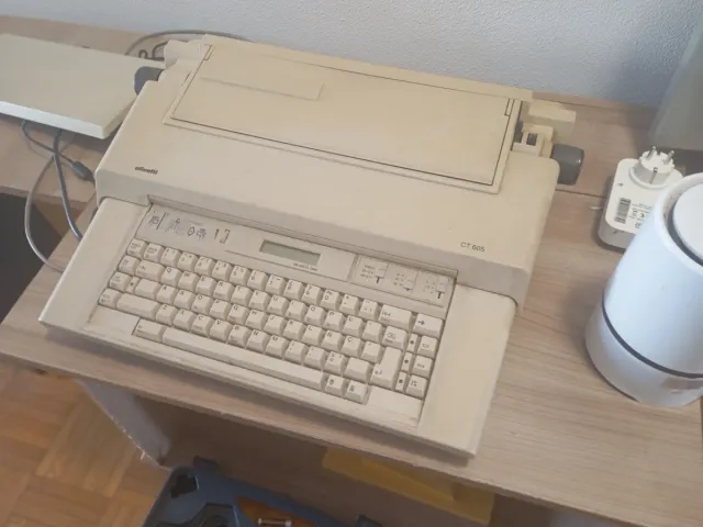 Máquina de escribir Olivetti CT 605