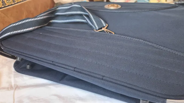 Maleta de mano azul y gris