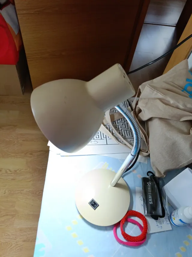 Lampada da scrivania con braccio flessibile