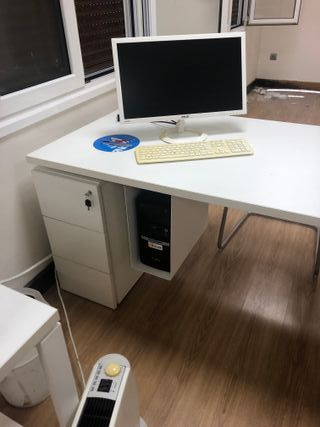 Mobiliario de oficina blanco