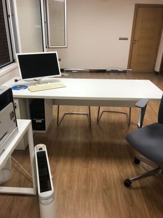 Mobiliario de oficina blanco