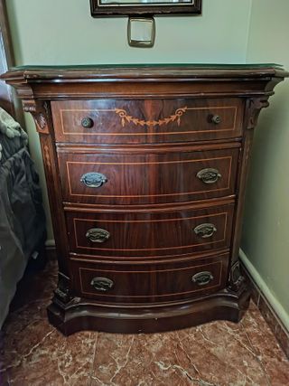 Cómoda de madera con detalles dorados