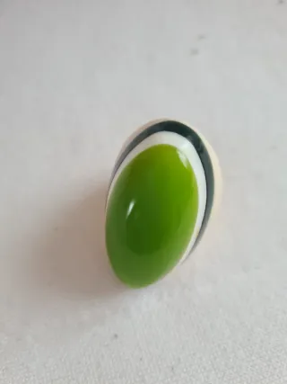 Anillo de resina multicolor