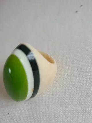 Anillo de resina multicolor