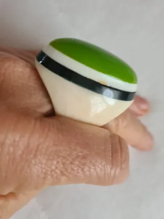 Anillo de resina multicolor