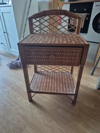 Comodino in vimini e legno