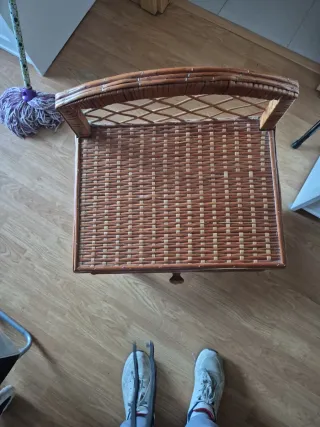 Comodino in vimini e legno