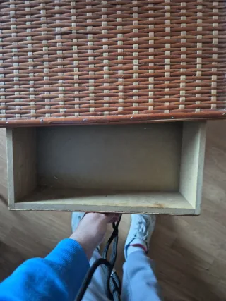 Comodino in vimini e legno