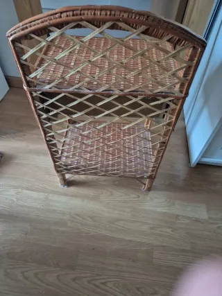 Comodino in vimini e legno