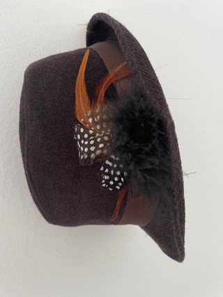 Sombrero Bdba marrón con plumas nuevo a estrenar