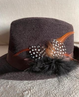 Sombrero Bdba marrón con plumas nuevo a estrenar