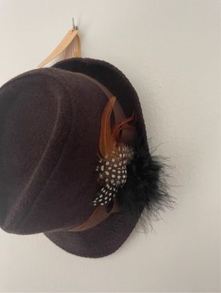 Sombrero Bdba marrón con plumas nuevo a estrenar