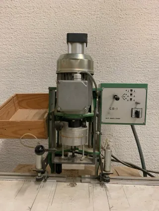 Vendo bisagradora neumática modelo CB-1.