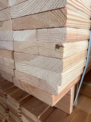 Listón de pino pulido