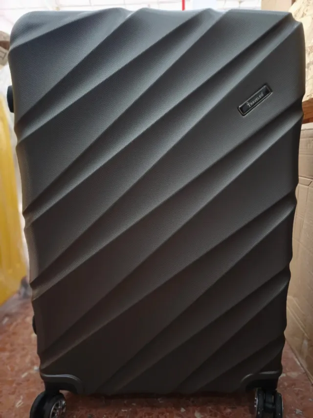 Maleta de viaje roja con diseño ondulado