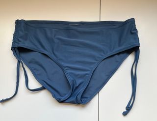 Bikini azul con cordones laterales