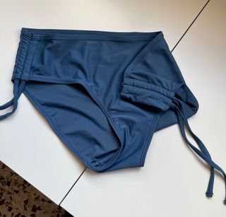 Bikini azul con cordones laterales