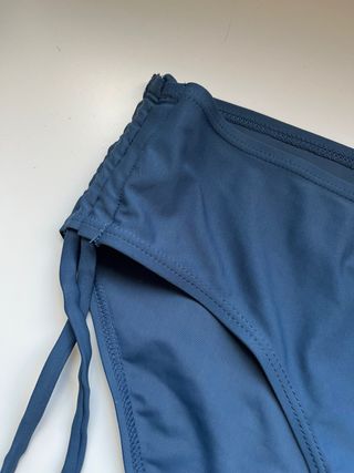 Bikini azul con cordones laterales