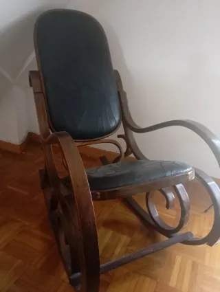 Mecedora antigua de piel y madera