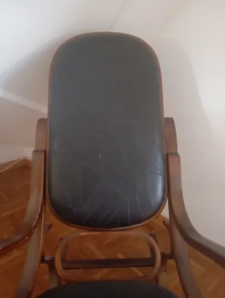 Mecedora antigua de piel y madera