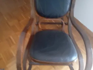 Mecedora antigua de piel y madera